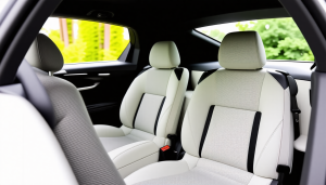 Refaire la sellerie de votre véhicule peut sembler une tâche intimidante, mais avec les bonnes techniques et matériaux, le résultat peut être à couper le souffle. Que vous souhaitiez donner un nouveau look à votre voiture ou réparer l&rsquo;usure due [&hellip;]