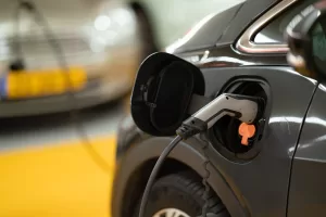 Lorsqu&rsquo;on parle de voitures électriques et de recharge, beaucoup de questions et de préoccupations peuvent surgir, notamment en ce qui concerne la recharge sous la pluie. Cet article analysera et évaluera les faits et les arguments pour déterminer si recharger [&hellip;]